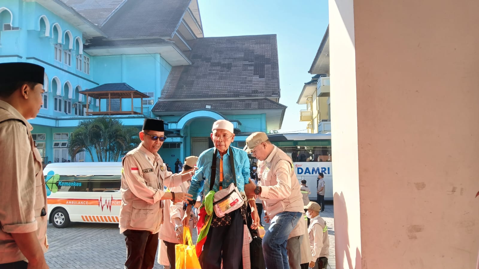 Jamaah Haji Kloter 2 Lombok Tengah Tiba di Asrama Haji