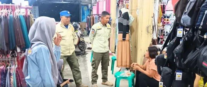 Satpol PP Mataram Tegur Pemilik Toko yang Bakar Sampah di Drainase Jalan Bung Karno