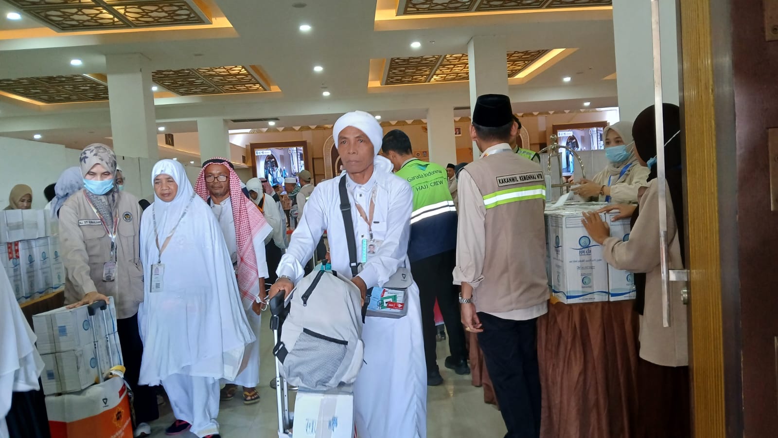 Sebanyak 389 jemaah haji Kloter 12 asal Kabupaten Lombok Tengah dan Lombok Timur tiba di Debarkasi Lombok