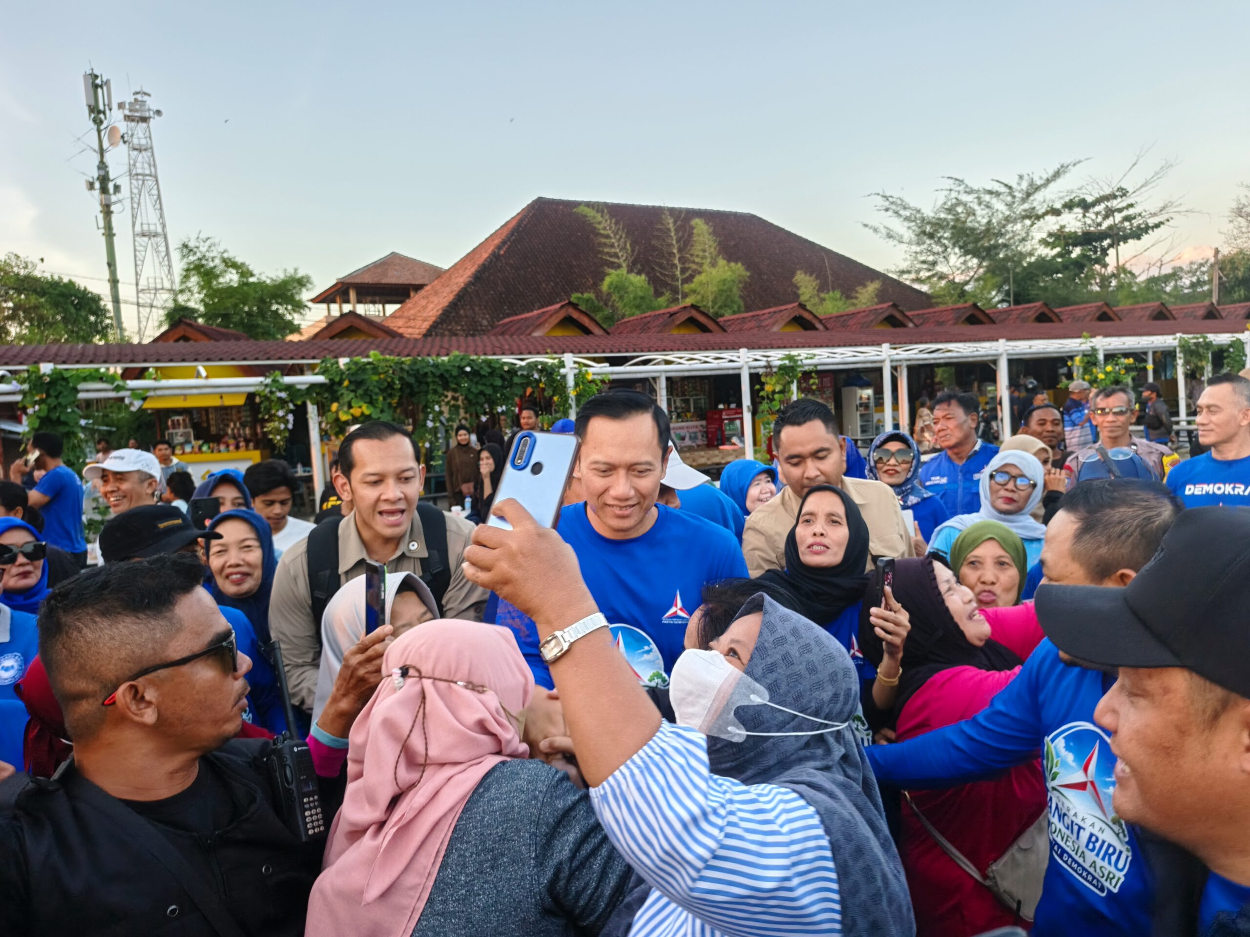 AHY Jadi Magnet di Pantai Ampenan, Emak-emak Berebut Swafoto